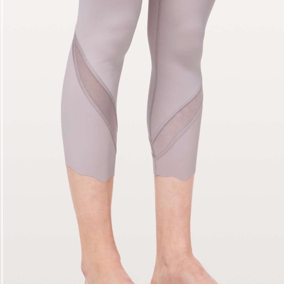 NWT Wunder Under Crop II *Roll Down Scallop - Picture 3 of 5